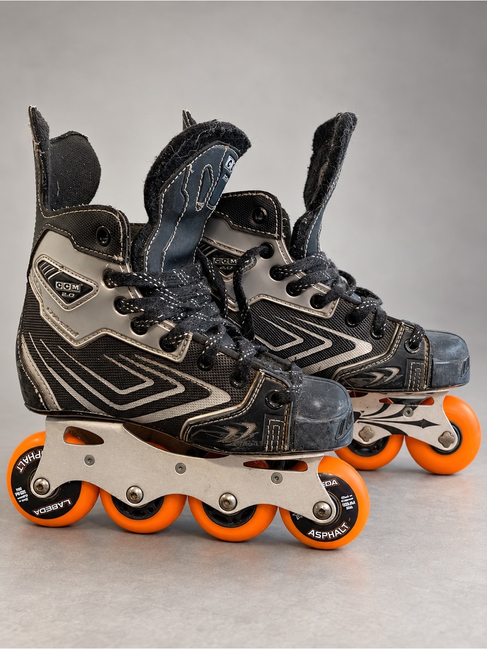 CCM Vector 2.0 Junior Inline Hockey Skates Size 2 Labeda Asphalt Wheels